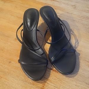 NWOT Schutz black leather kitten heel sandals